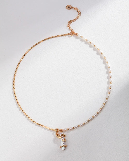 Elegant Pearl and Gold Necklace